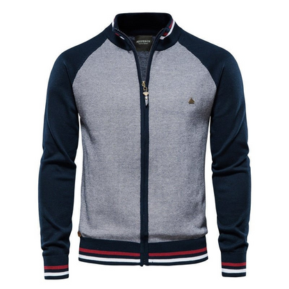 Herr trägt eine lässige Slim-Fit Jacke, ideal für Alltag und Freizeit