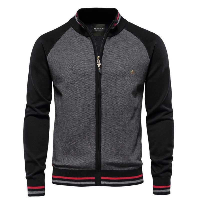 Herr trägt eine lässige Slim-Fit Jacke, ideal für Alltag und Freizeit