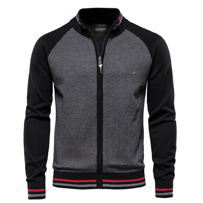 Herr trägt eine lässige Slim-Fit Jacke, ideal für Alltag und Freizeit