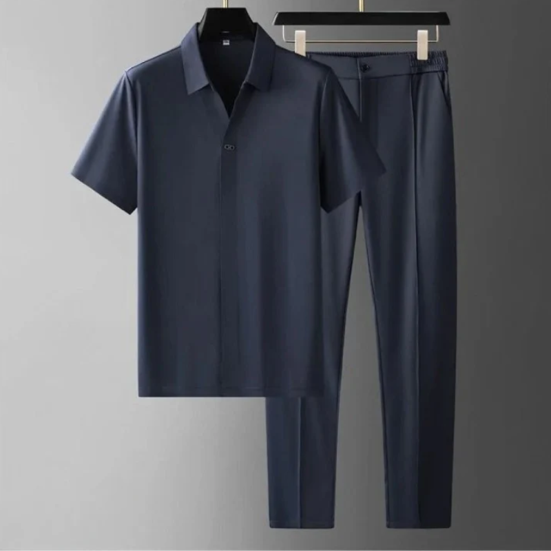 Herren modernes Polo- und Hosen-Set – abgestimmtes Sommeroutfit für stilbewusste Männer.