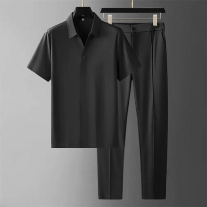 Herren modernes Polo- und Hosen-Set – abgestimmtes Sommeroutfit für stilbewusste Männer.