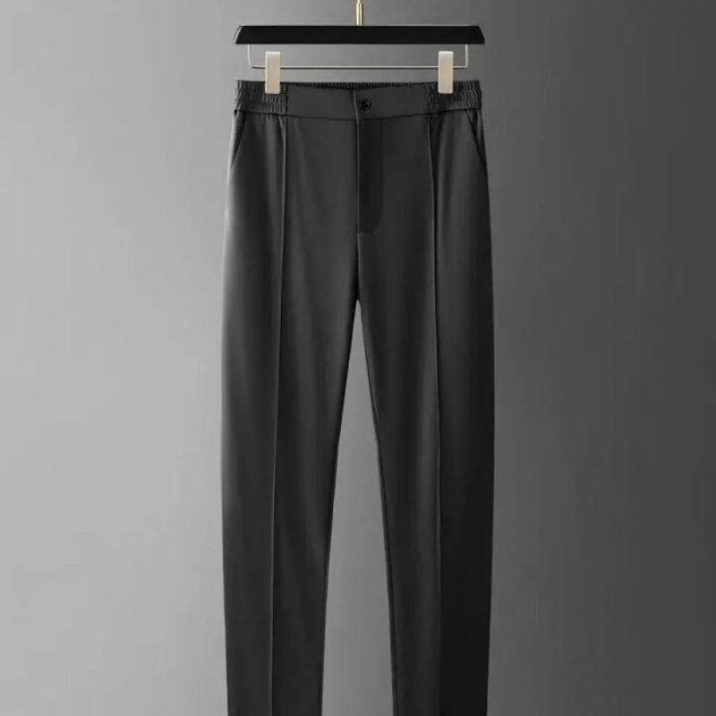 Herren modernes Polo- und Hosen-Set – abgestimmtes Sommeroutfit für stilbewusste Männer.