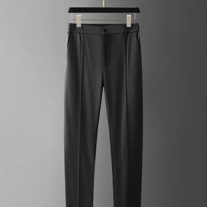 Herren modernes Polo- und Hosen-Set – abgestimmtes Sommeroutfit für stilbewusste Männer.