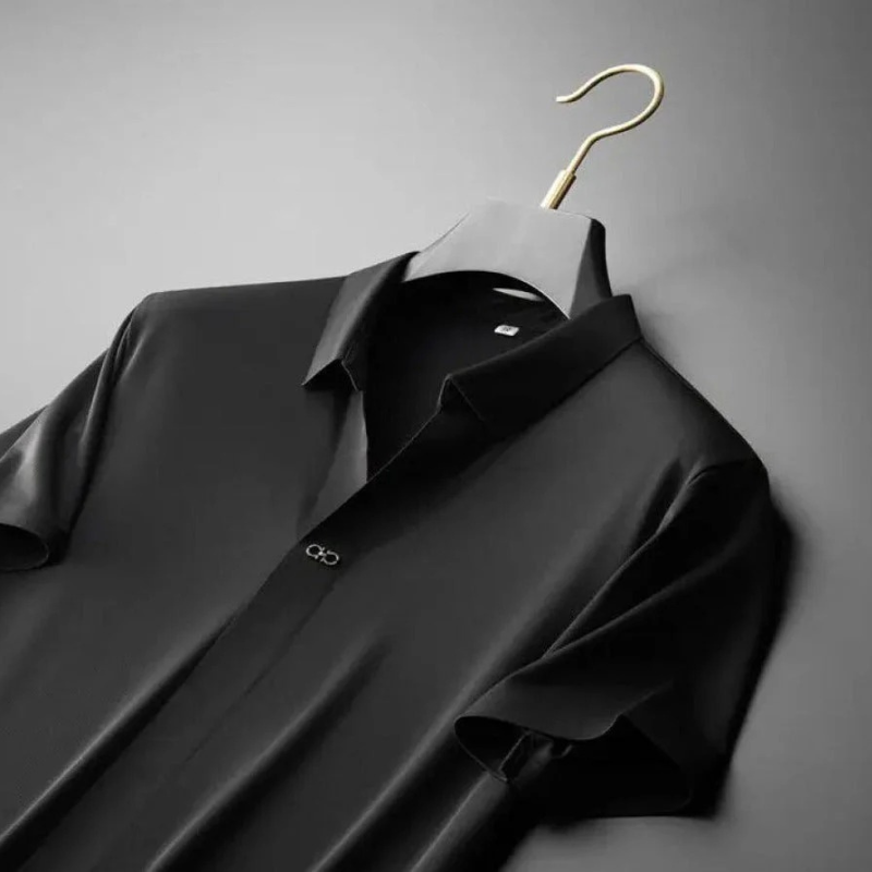 Herren modernes Polo- und Hosen-Set – abgestimmtes Sommeroutfit für stilbewusste Männer.