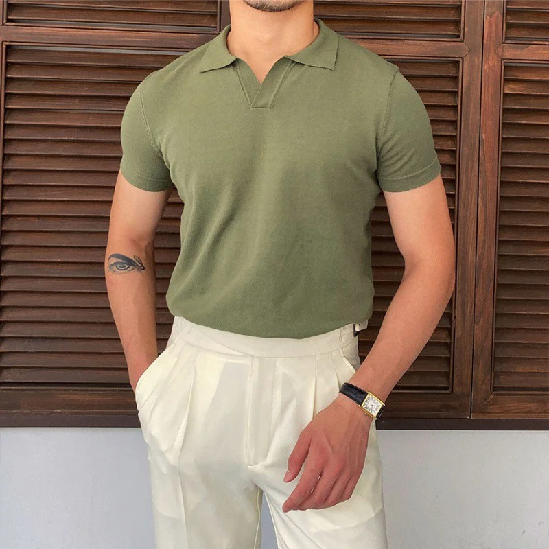 Herren Sommer-Poloshirt mit V-Ausschnitt in modernem Schnitt, ideal für warme Tage und vielseitige Outfits.