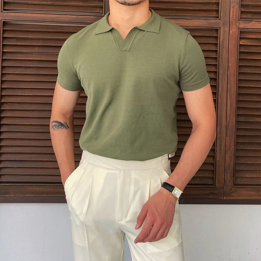 Herren Sommer-Poloshirt mit V-Ausschnitt in modernem Schnitt, ideal für warme Tage und vielseitige Outfits.