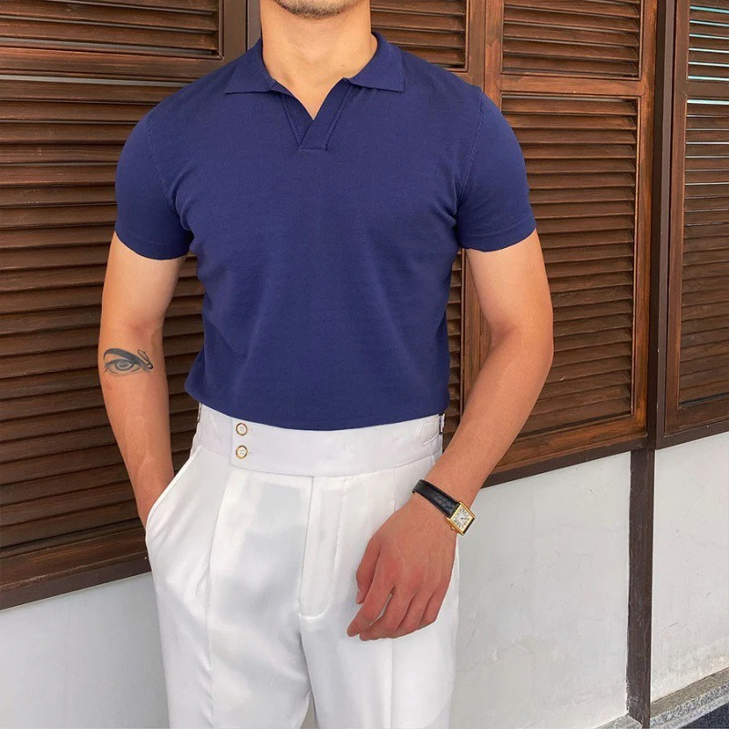Herren Sommer-Poloshirt mit V-Ausschnitt in modernem Schnitt, ideal für warme Tage und vielseitige Outfits.