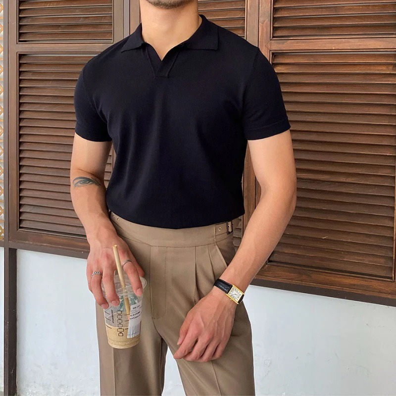 Herren Sommer-Poloshirt mit V-Ausschnitt in modernem Schnitt, ideal für warme Tage und vielseitige Outfits.