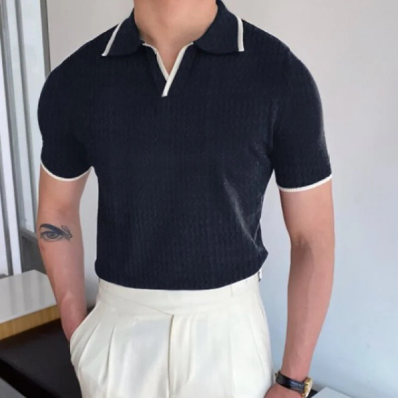 Herren Sommer-Poloshirt mit V-Ausschnitt in modernem Schnitt, ideal für warme Tage und vielseitige Outfits.