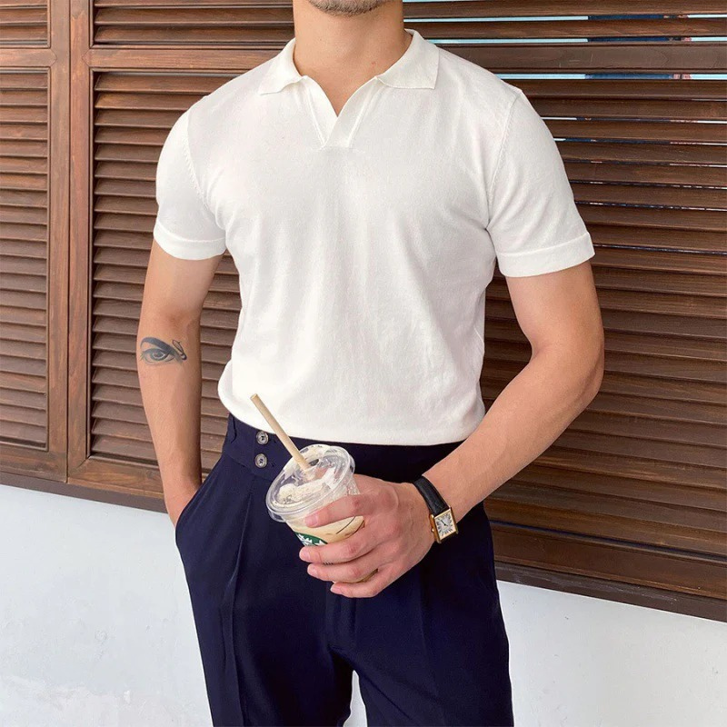 Herren Sommer-Poloshirt mit V-Ausschnitt in modernem Schnitt, ideal für warme Tage und vielseitige Outfits.