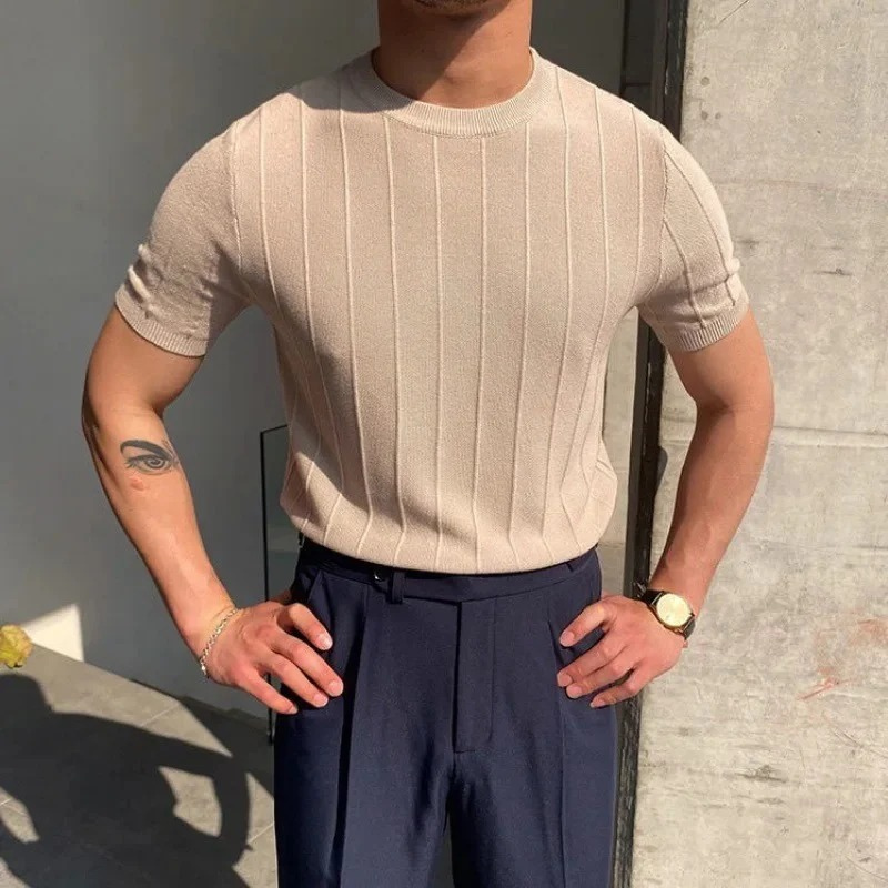 Herren stylisches Sommer-T-Shirt mit modernem Schnitt, ideal für warme Tage und vielfältige Kombinationen.