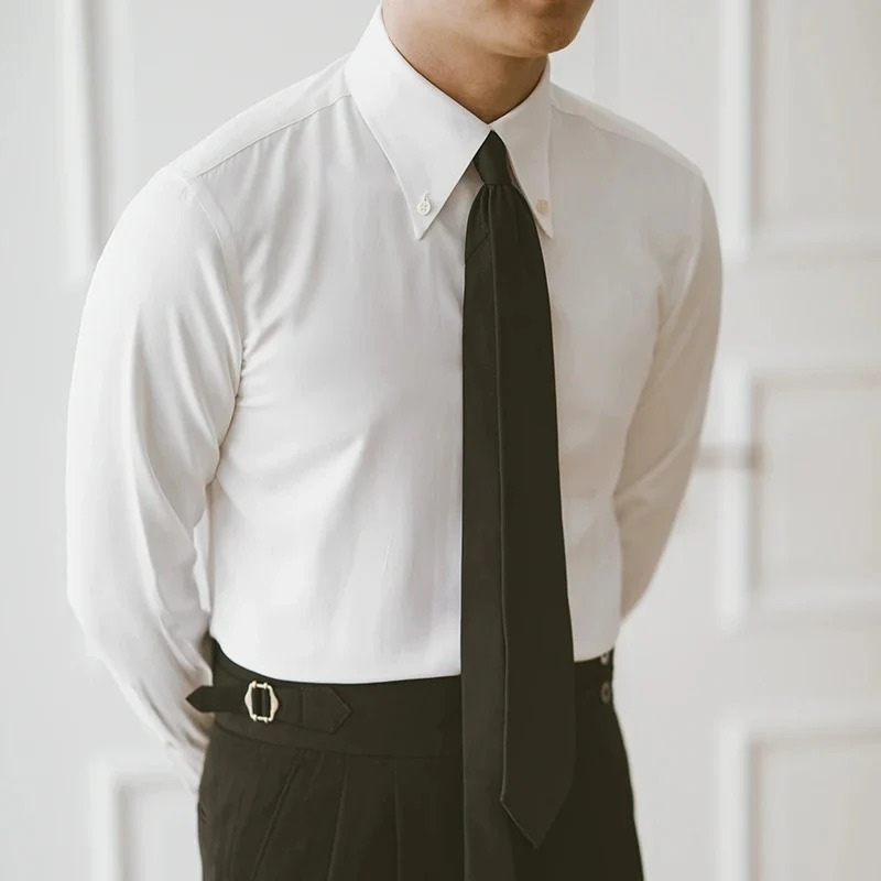 Herren Vintage-Businesshemd im klassischen Stil, ideal für Büro und besondere Anlässe.