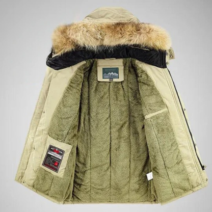 Herren-Winterparka mit Kapuze in modernem Design, ideal für kalte Tage und vielseitige Anlässe.