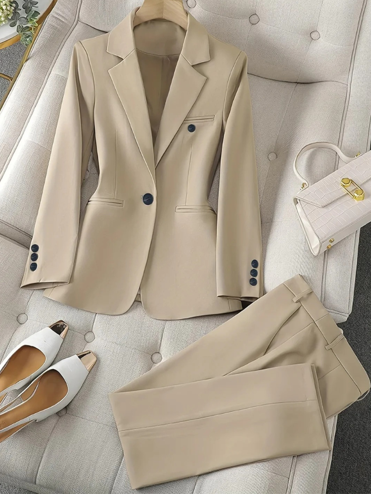 Klassisch eleganter Anzug für Damen – stilvolles Set mit Blazer und Hose für Business und Alltag.