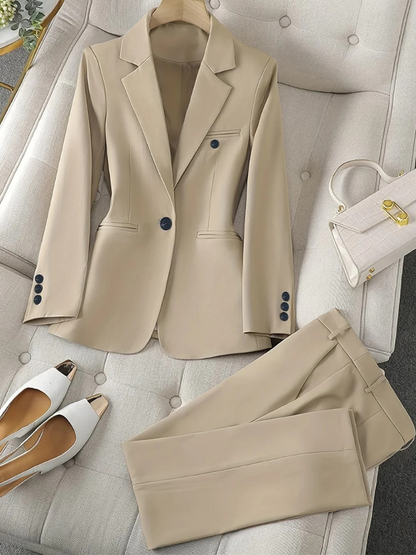 Klassisch eleganter Anzug für Damen – stilvolles Set mit Blazer und Hose für Business und Alltag.