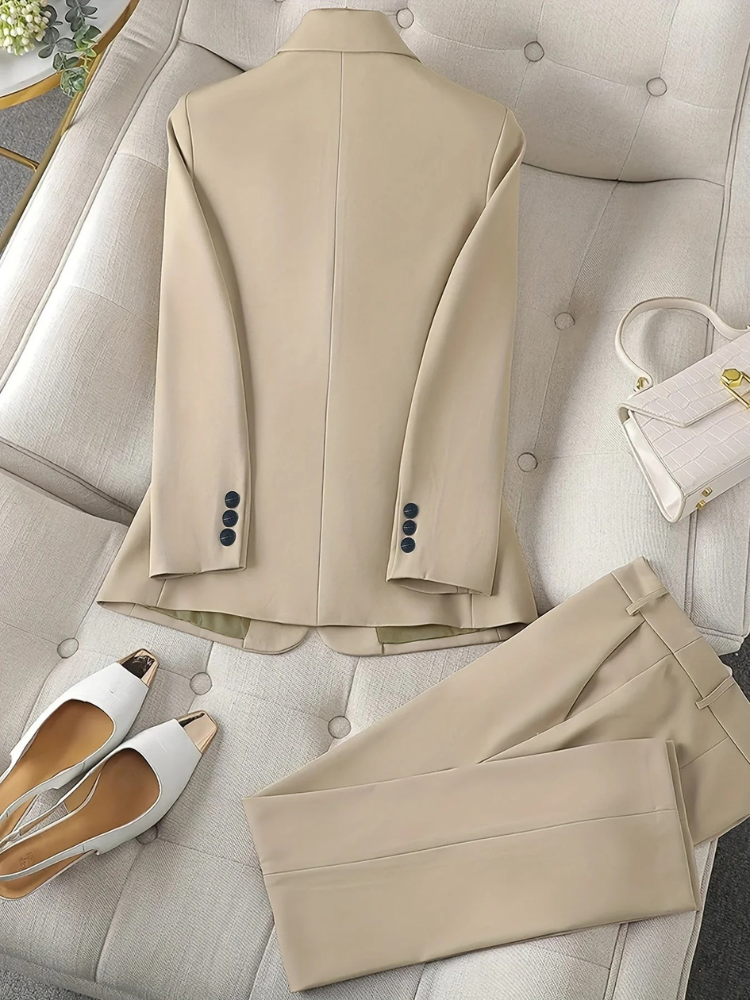 Klassisch eleganter Anzug für Damen – stilvolles Set mit Blazer und Hose für Business und Alltag.