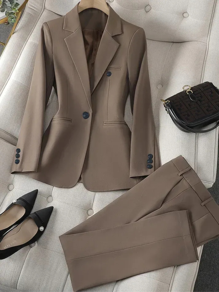 Klassisch eleganter Anzug für Damen – stilvolles Set mit Blazer und Hose für Business und Alltag.