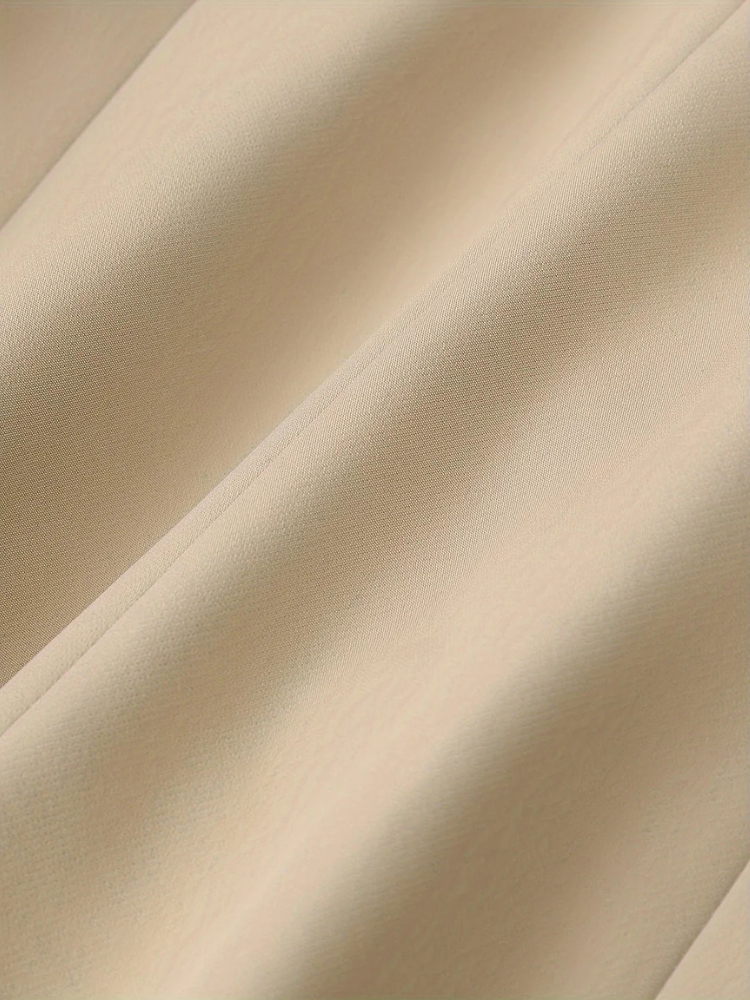 Klassisch eleganter Anzug für Damen – stilvolles Set mit Blazer und Hose für Business und Alltag.