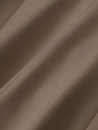 Klassisch eleganter Anzug für Damen – stilvolles Set mit Blazer und Hose für Business und Alltag.
