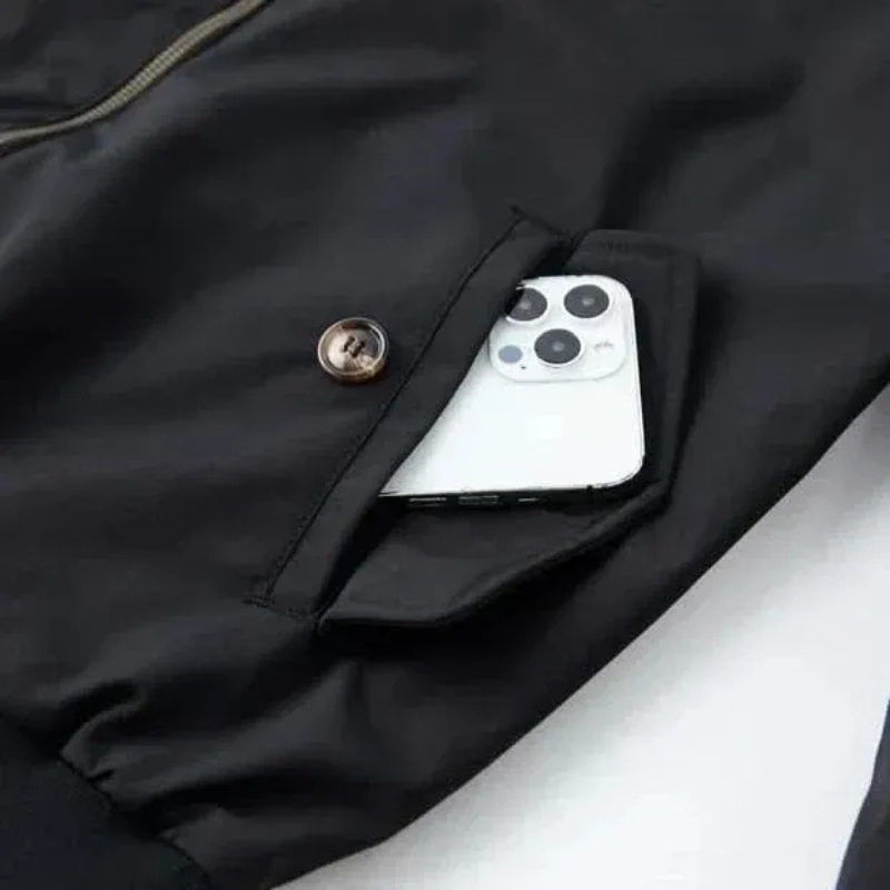 Klassische Bomberjacke für Herren mit modernem Schnitt und praktischem Design für Alltag und Freizeit.