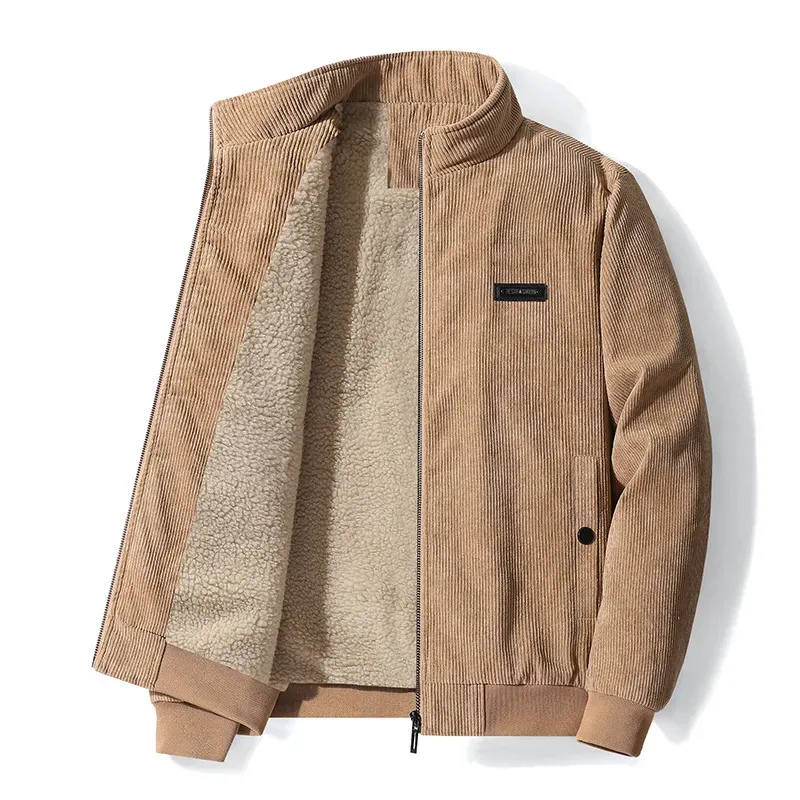 Kuschelige und elegante Herrenjacke aus Kord im klassischen Design für Alltag und Freizeit.

