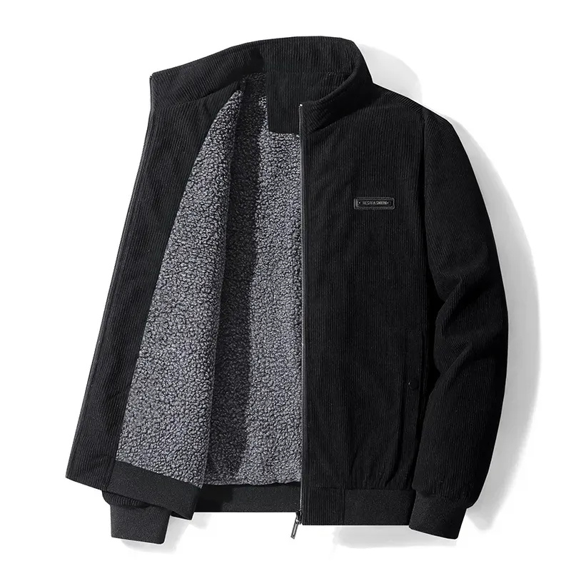 Kuschelige und elegante Herrenjacke aus Kord im klassischen Design für Alltag und Freizeit.

