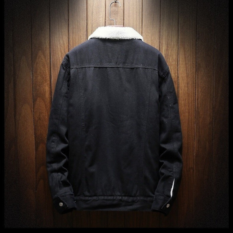 Kuschelige Winter-Jeansjacke für Herren in modernem Design, ideal für kalte Tage.