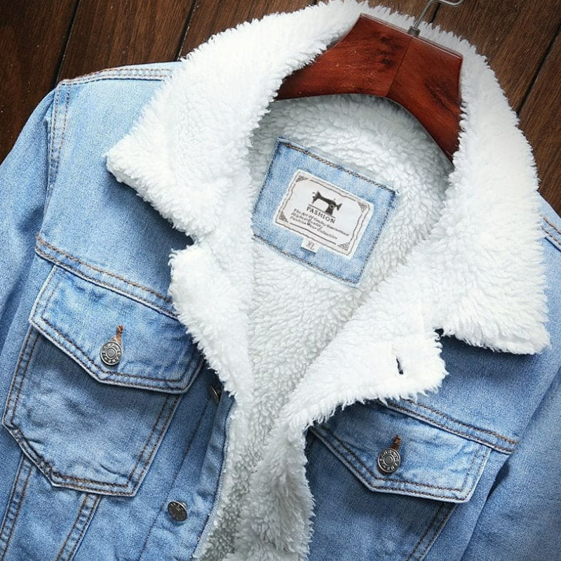 Kuschelige Winter-Jeansjacke für Herren in modernem Design, ideal für kalte Tage.