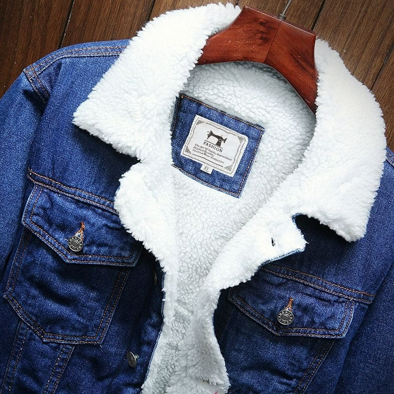 Kuschelige Winter-Jeansjacke für Herren in modernem Design, ideal für kalte Tage.