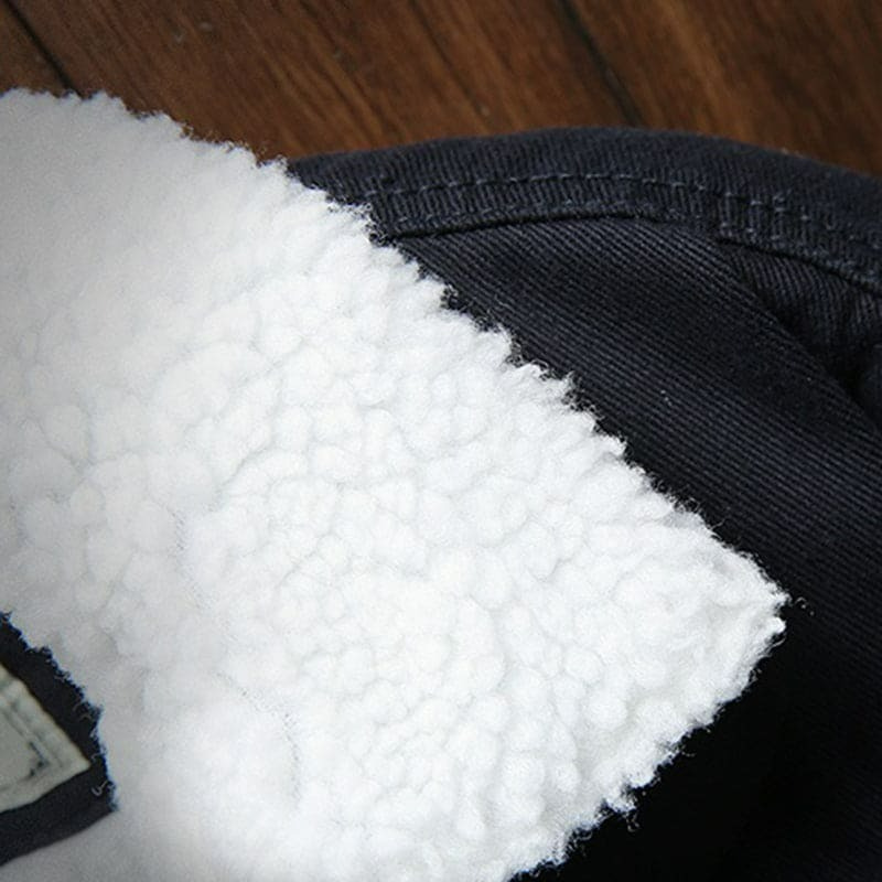 Kuschelige Winter-Jeansjacke für Herren in modernem Design, ideal für kalte Tage.