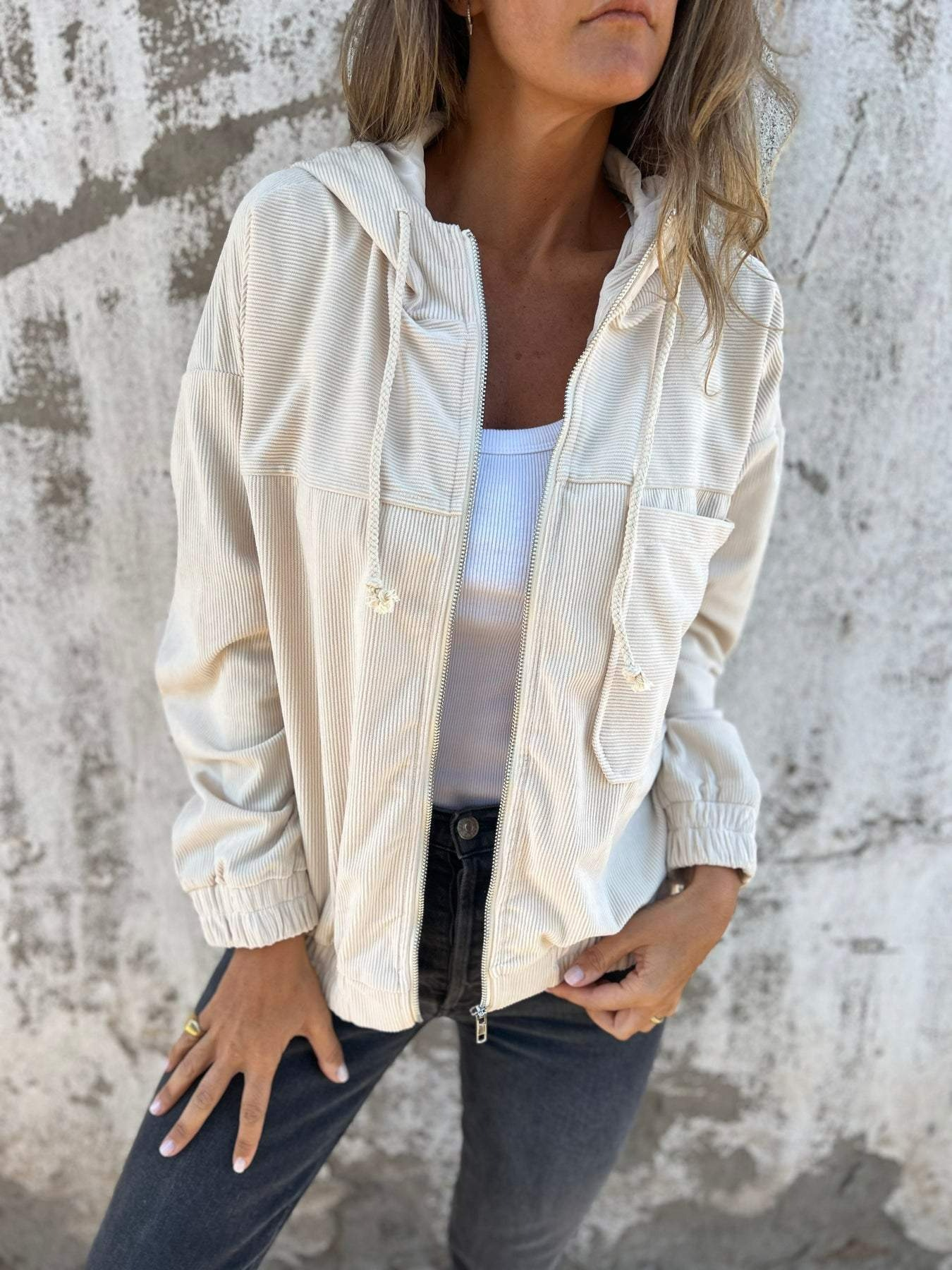 Lässige Damen-Kapuzenjacke im modernen Design für Alltag und Freizeit