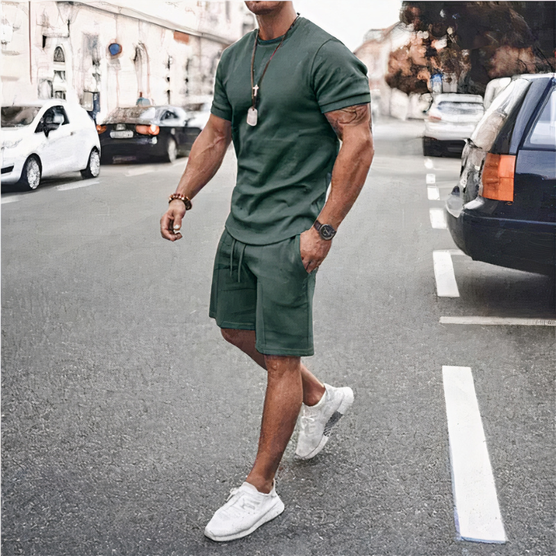 Lässiges Herren-Set aus Shorts und T-Shirt in modernem Design, ideal für Freizeit und Alltag.