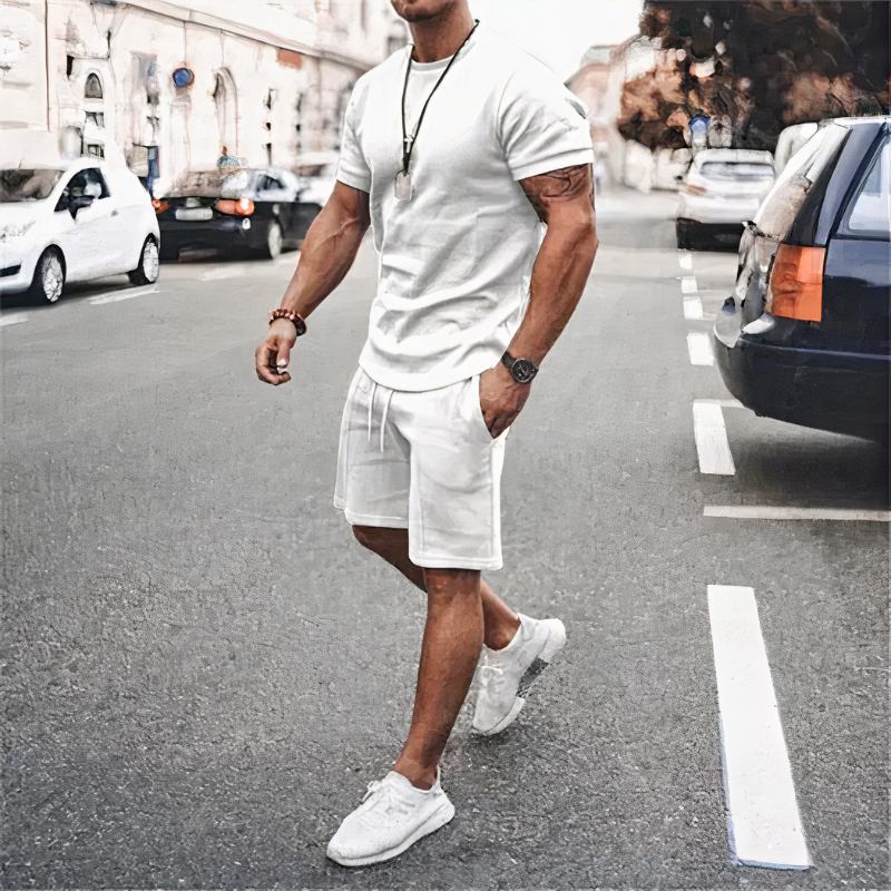 Lässiges Herren-Set aus Shorts und T-Shirt in modernem Design, ideal für Freizeit und Alltag.