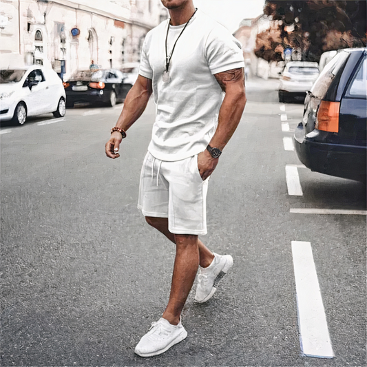 Lässiges Herren-Set aus Shorts und T-Shirt in modernem Design, ideal für Freizeit und Alltag.