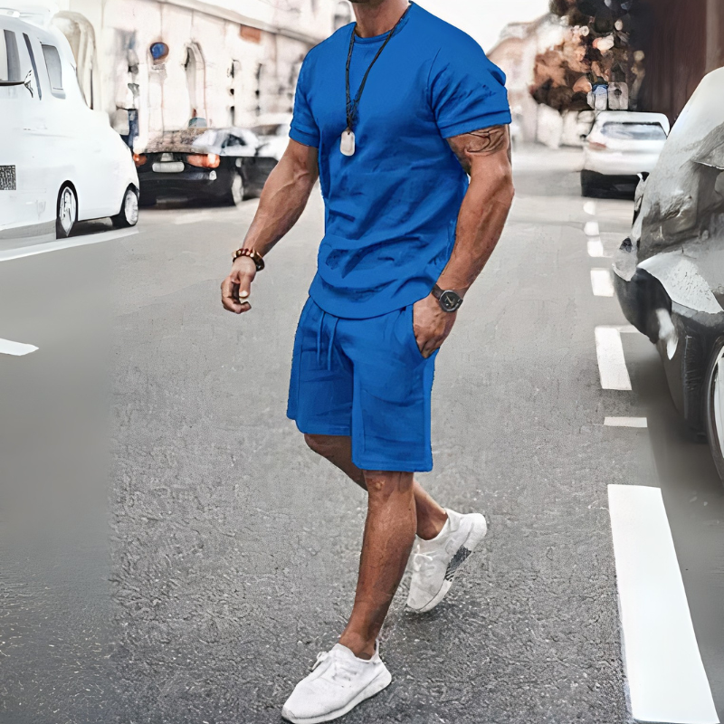 Lässiges Herren-Set aus Shorts und T-Shirt in modernem Design, ideal für Freizeit und Alltag.