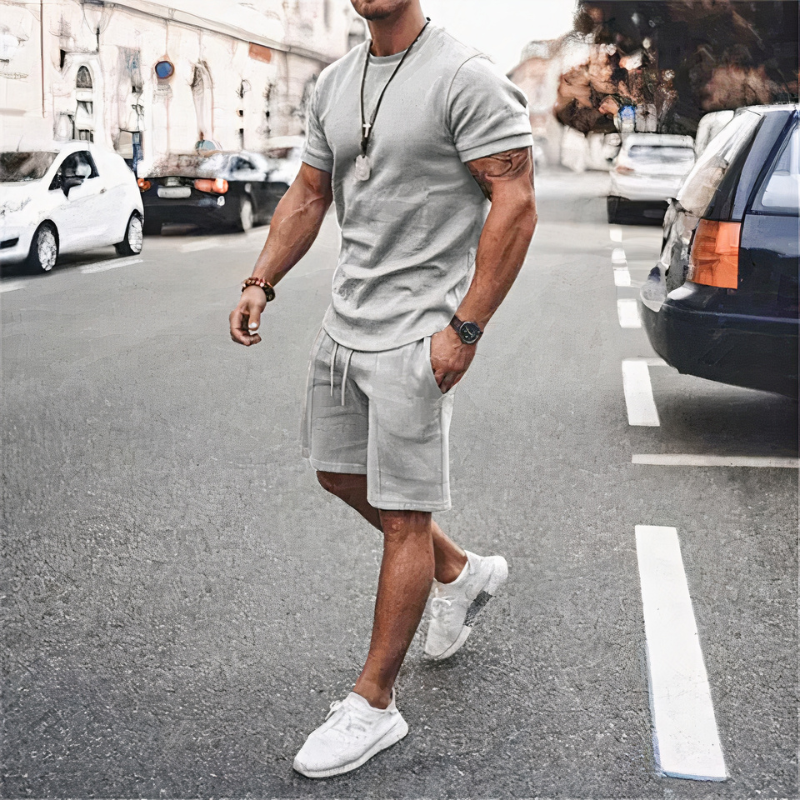 Lässiges Herren-Set aus Shorts und T-Shirt in modernem Design, ideal für Freizeit und Alltag.