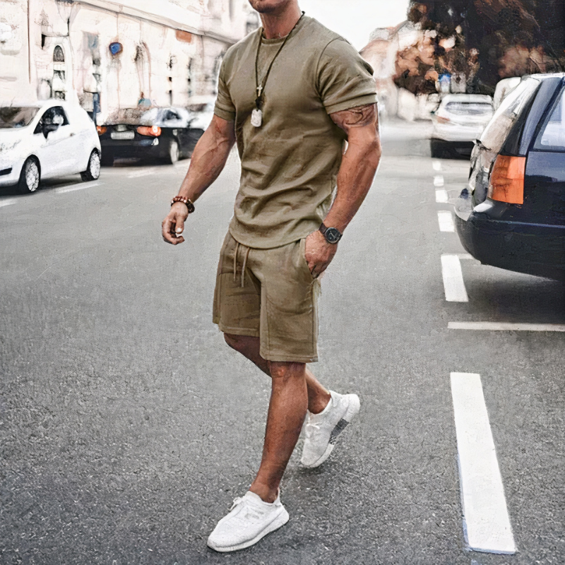 Lässiges Herren-Set aus Shorts und T-Shirt in modernem Design, ideal für Freizeit und Alltag.