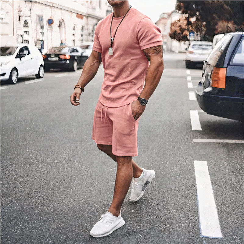 Lässiges Herren-Set aus Shorts und T-Shirt in modernem Design, ideal für Freizeit und Alltag.