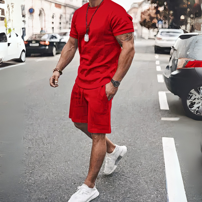 Lässiges Herren-Set aus Shorts und T-Shirt in modernem Design, ideal für Freizeit und Alltag.