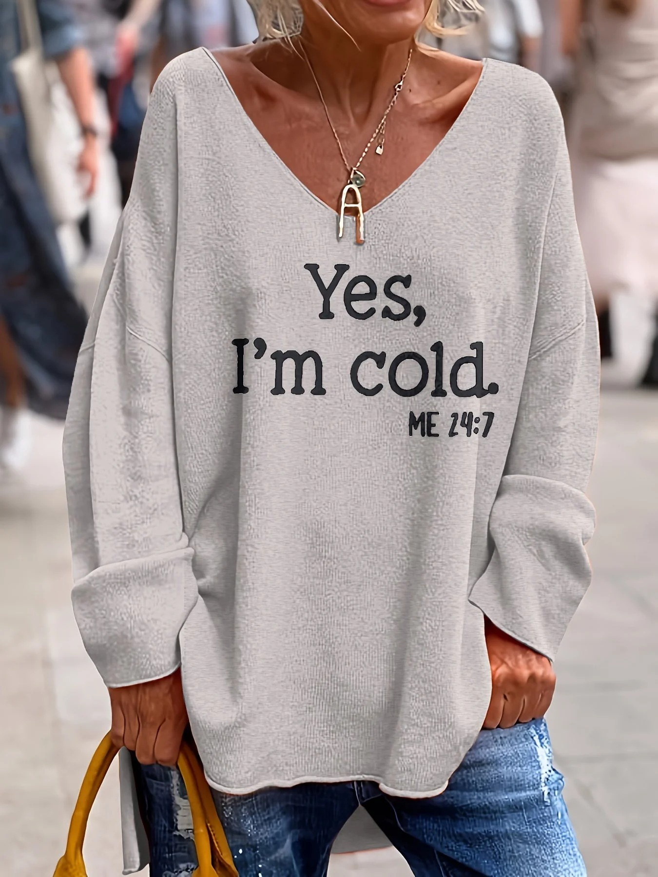Lässiger Statement-Pullover für Damen mit modernem Aufdruck, ideal für einen stilvollen und bequemen Alltagslook.