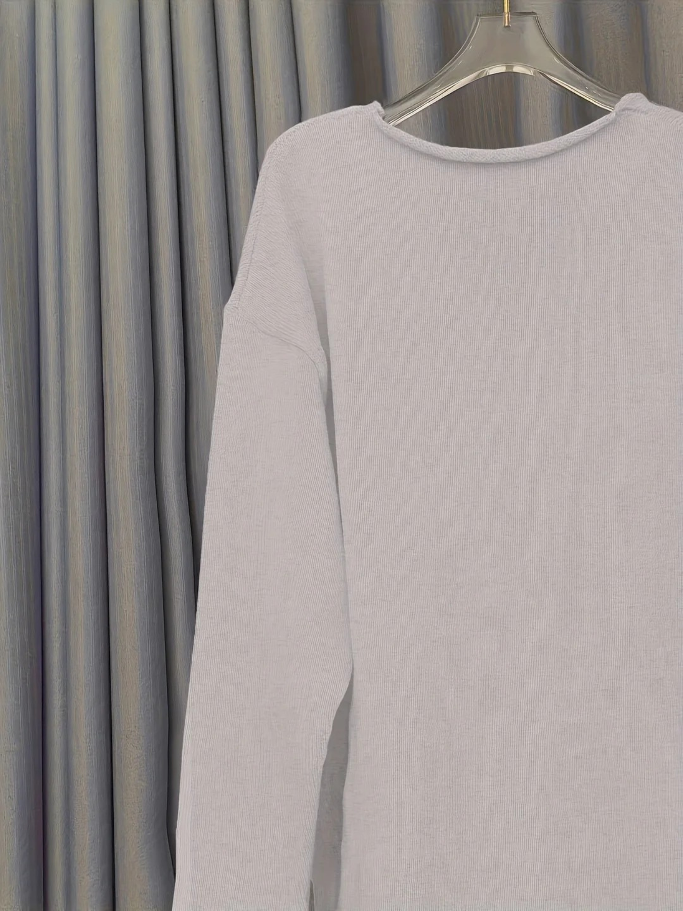 Lässiger Statement-Pullover für Damen mit modernem Aufdruck, ideal für einen stilvollen und bequemen Alltagslook.