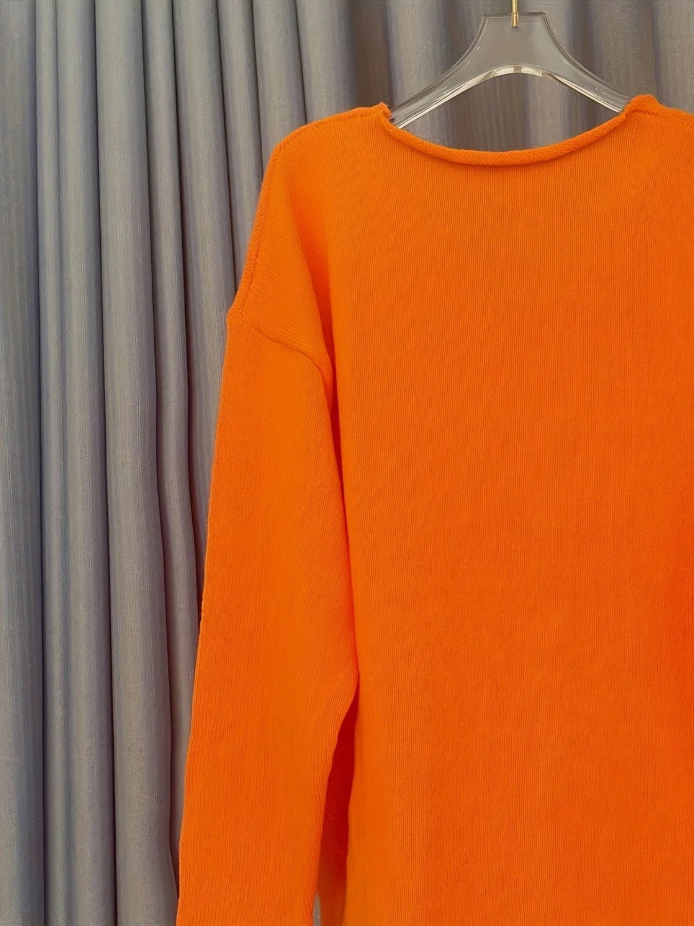 Lässiger Statement-Pullover für Damen mit modernem Aufdruck, ideal für einen stilvollen und bequemen Alltagslook.