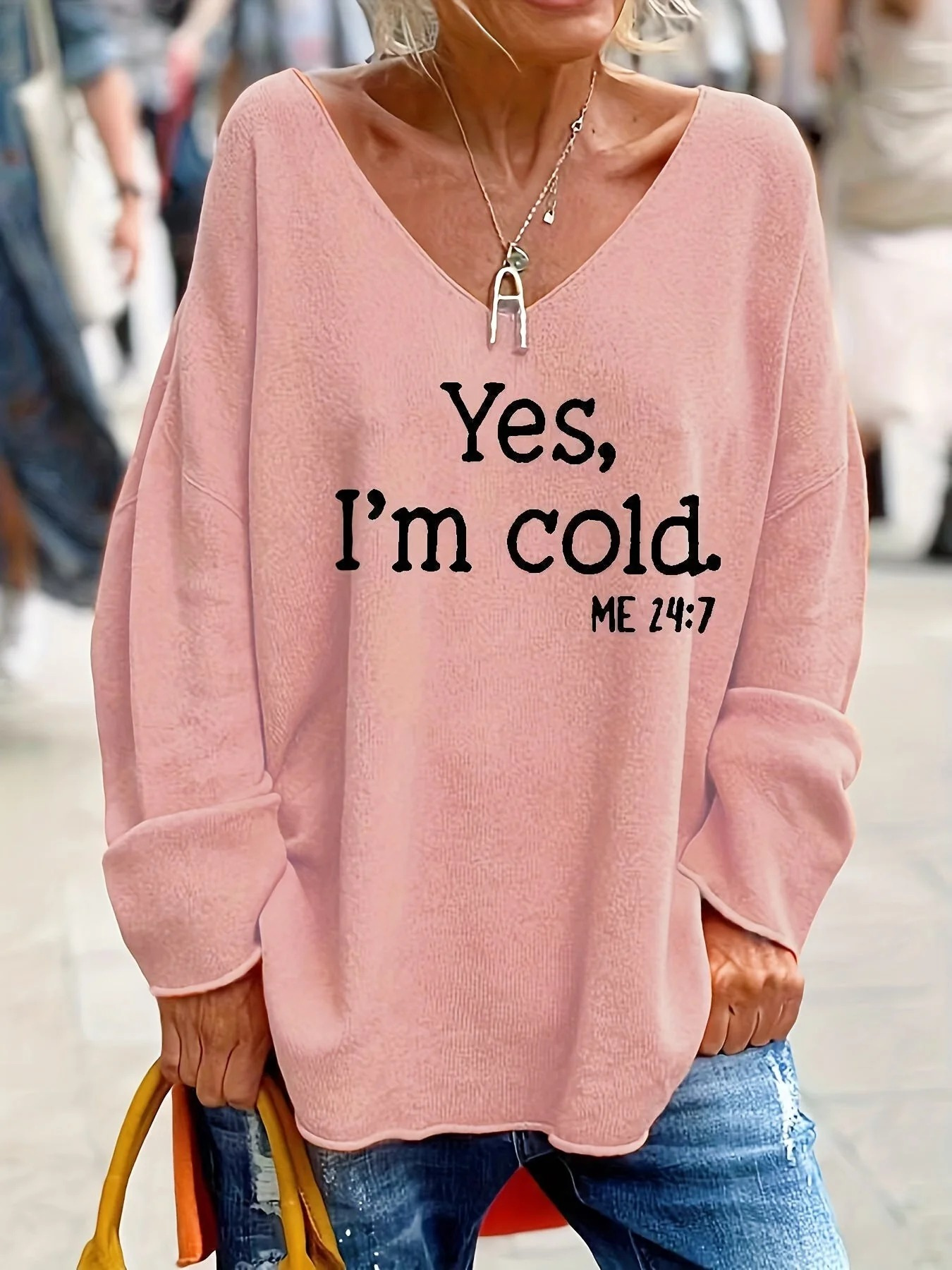 Lässiger Statement-Pullover für Damen mit modernem Aufdruck, ideal für einen stilvollen und bequemen Alltagslook.