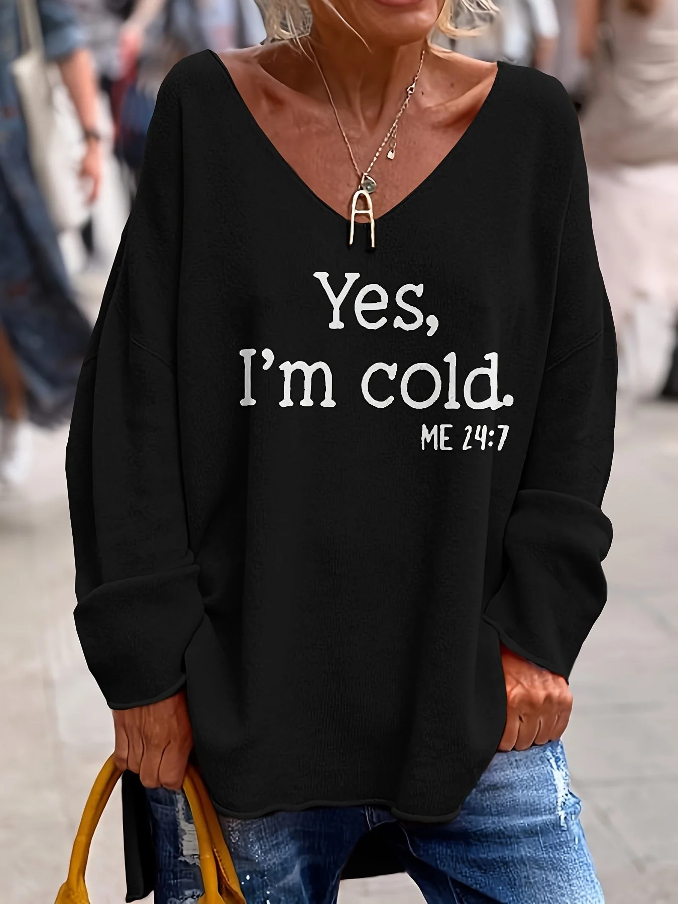 Lässiger Statement-Pullover für Damen mit modernem Aufdruck, ideal für einen stilvollen und bequemen Alltagslook.