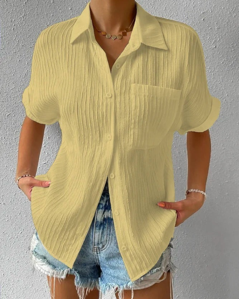 Lässiges Button-Down-Hemd für Damen in modernem Schnitt, vielseitig kombinierbar für Alltag und besondere Anlässe.