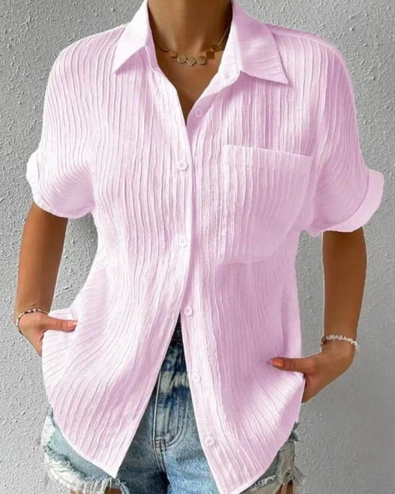 Lässiges Button-Down-Hemd für Damen in modernem Schnitt, vielseitig kombinierbar für Alltag und besondere Anlässe.