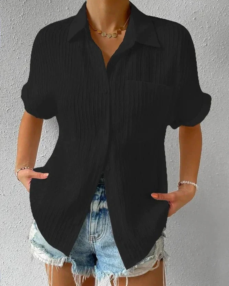 Lässiges Button-Down-Hemd für Damen in modernem Schnitt, vielseitig kombinierbar für Alltag und besondere Anlässe.
