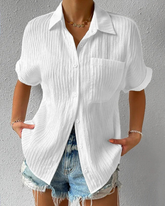 Lässiges Button-Down-Hemd für Damen in modernem Schnitt, vielseitig kombinierbar für Alltag und besondere Anlässe.
