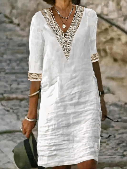  Lässiges Sommerkleid für Damen mit V-Ausschnitt und Spitzenakzent – bequem und stilvoll für warme Tage.