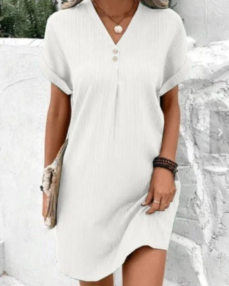 Lässiges Sommerkleid mit V-Ausschnitt für Damen, ideal für warme Tage und vielseitige Sommer-Outfits.


